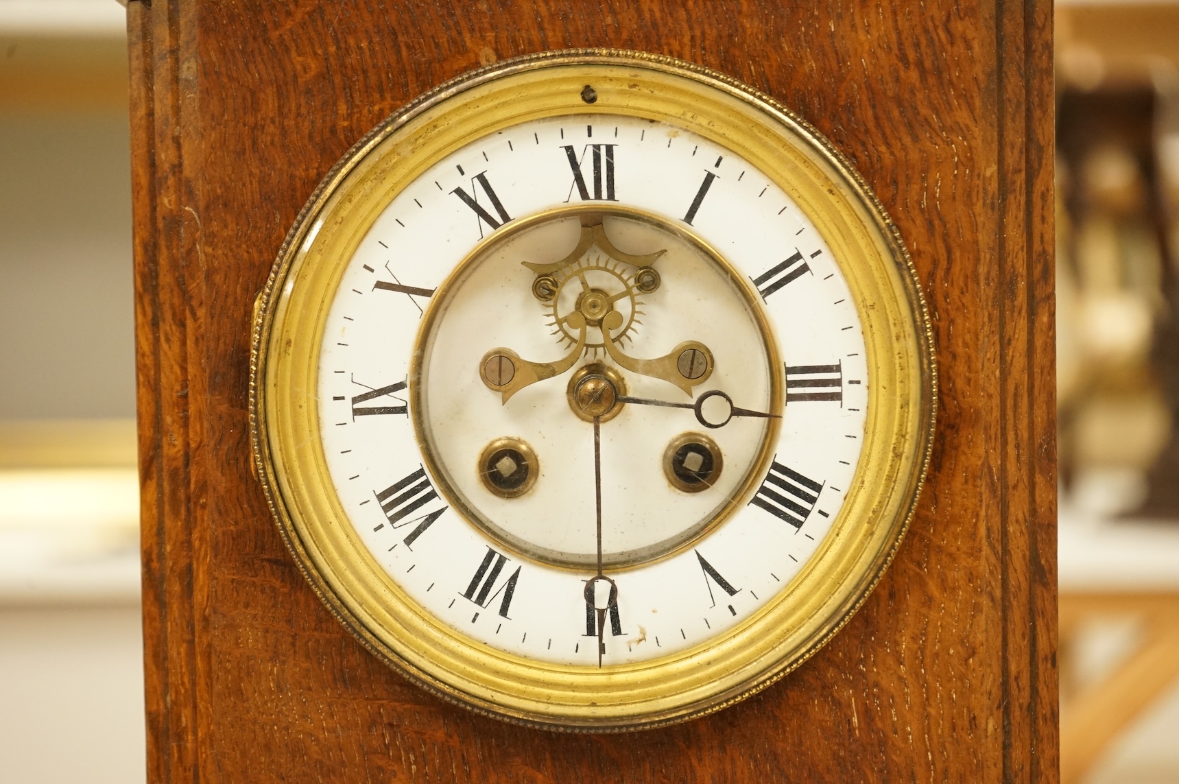 A Victorian oak mantel clock 27.5cm high